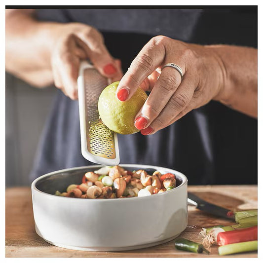 UPPFYLLD Handheld grater